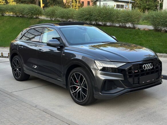 2020 Audi Q8 55 TFSI I (4M), серый, 5863200 рублей - вид 4