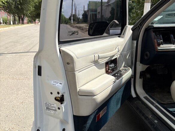 1992 Lincoln Town Car II, белый, 2250000 рублей - вид 13
