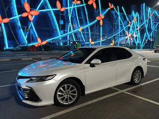 2021 Toyota Camry VIII (XV70) Рестайлинг, белый, 4950000 рублей, вид 4