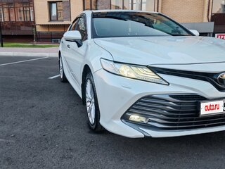 2018 Toyota Camry VIII (XV70), белый, 3030000 рублей, вид 3