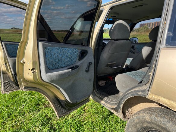 2004 Chevrolet Niva I, бежевый, 100000 рублей - вид 9