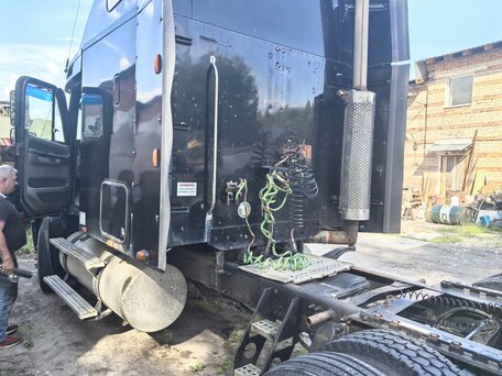 2005 Freightliner Columbia, чёрный, 1900000 рублей, вид 5