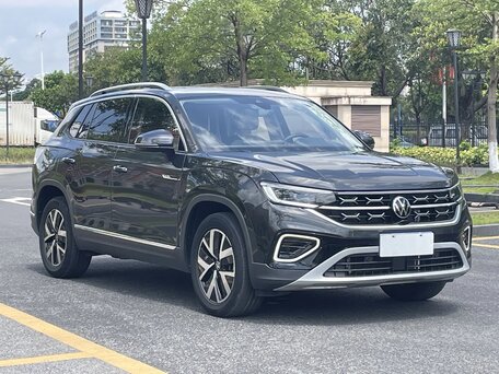 2023 Volkswagen Tayron I Рестайлинг, серебристый, 2440000 рублей, вид 3
