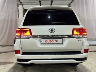 2016 Toyota Land Cruiser 200 Series Рестайлинг 2, белый, 5650000 рублей, вид 3