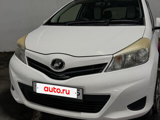 2011 Toyota Vitz III (XP130), белый, 620000 рублей, вид 2