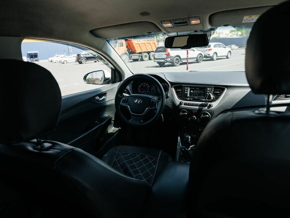 2017 Hyundai Solaris II, белый, 999999 рублей - вид 2