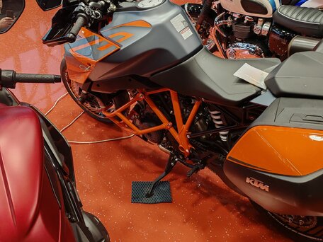 2023 KTM 1290 Super Duke GT, оранжевый, 1600000 рублей, вид 3