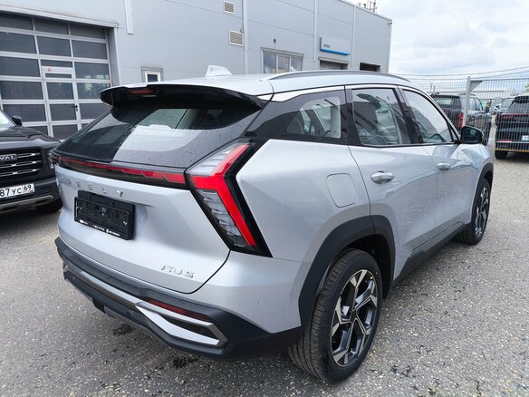 2026 Geely Atlas II, серебристый, 3449990 рублей - вид 4