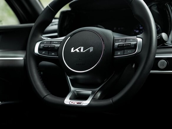 2021 Kia K5 III, чёрный, 3100000 рублей - вид 8