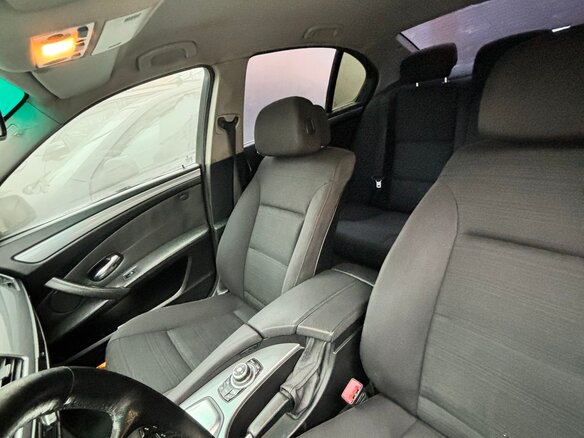 2009 BMW 5 серии 520i V (E60/E61) Рестайлинг, чёрный, 1250000 рублей - вид 14