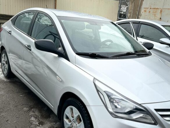 2014 Hyundai Solaris I Рестайлинг, серебристый, 950000 рублей - вид 4