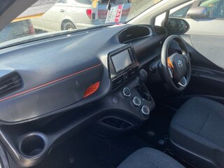 2017 Toyota Sienta II, серый, 1600000 рублей, вид 2