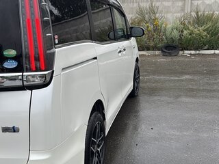 2017 Toyota Esquire I Рестайлинг, белый, 1750000 рублей, вид 3