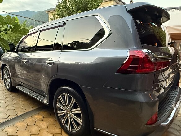 2016 Lexus LX 570 III Рестайлинг 2, серый, 7500000 рублей - вид 4