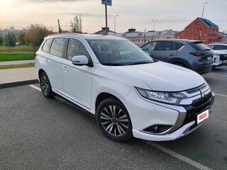 2022 Mitsubishi Outlander III Рестайлинг 3, белый, 2700000 рублей, вид 2