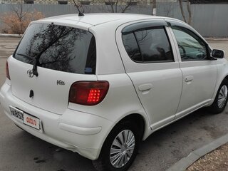 2003 Toyota Vitz I (P10), белый, 435000 рублей, вид 3