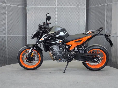 2023 KTM 890 Duke GP, чёрный, 899000 рублей, вид 5