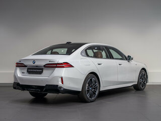 2025 BMW 5 серии Long 530Li xDrive VIII (G60/G61/G68), белый, 9790000 рублей, вид 5