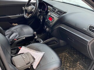 2013 Kia Rio 5-speed III, чёрный, 950000 рублей, вид 5