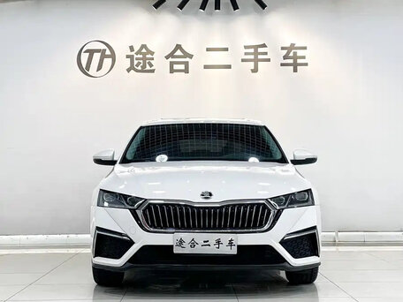 2022 Skoda Octavia IV (A8), белый, 1680000 рублей, вид 2