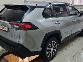 2022 Toyota RAV4 V (XA50), серебристый, 3300000 рублей, вид 4