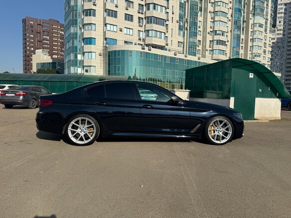 2018 BMW 5 серии M550d xDrive VII (G30/G31/G38), чёрный, 5800000 рублей - вид 1