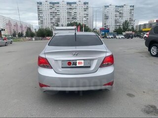 2015 Hyundai Solaris I Рестайлинг, серебристый, 810000 рублей, вид 3