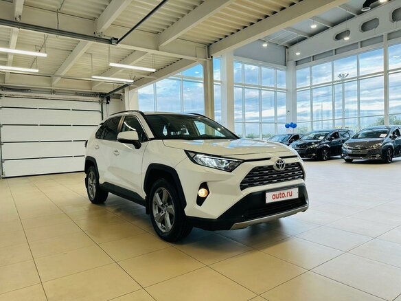 2019 Toyota RAV4 V (XA50), белый, 3100000 рублей - вид 3