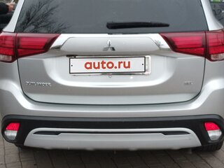 2020 Mitsubishi Outlander III Рестайлинг 3, серый, 2800000 рублей, вид 2