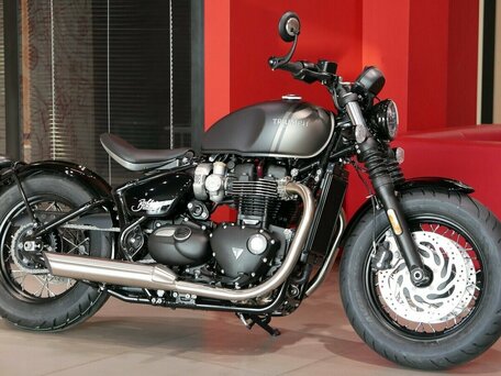 2024 Triumph Bonneville Bobber, серый, 1840000 рублей, вид 3