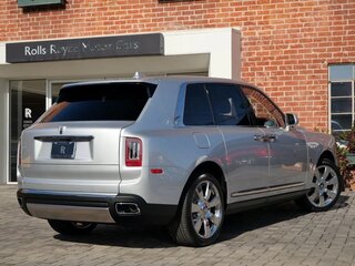 2024 Rolls-Royce Cullinan I (Series I), серебристый, 42782106 рублей, вид 4