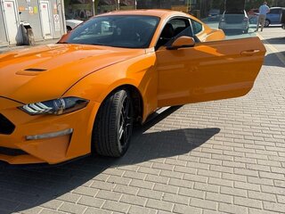 2018 Ford Mustang VI Рестайлинг, оранжевый, 2989000 рублей, вид 4