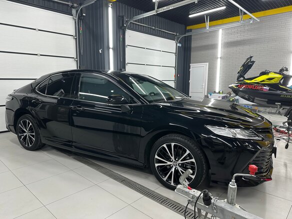 2020 Toyota Camry VIII (XV70), чёрный, 3300000 рублей - вид 1