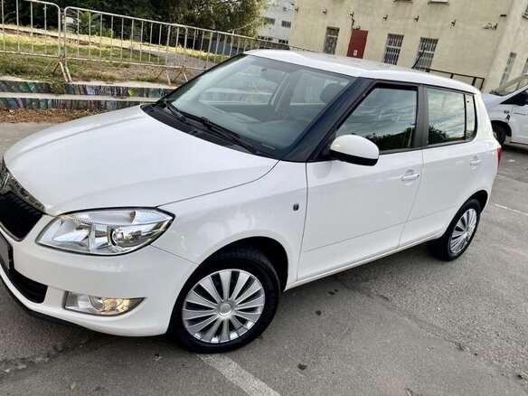 2013 Skoda Fabia II Рестайлинг, белый, 650000 рублей - вид 1