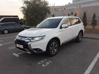 2020 Mitsubishi Outlander III Рестайлинг 3, белый, 2750000 рублей, вид 2