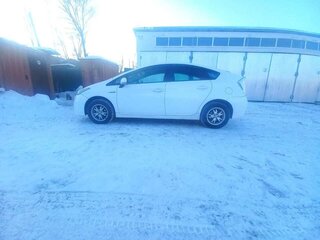 2011 Toyota Prius III (XW30), белый, 900000 рублей, вид 2