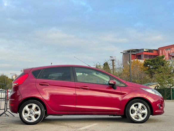 2011 Ford Fiesta Mk6, красный, 947000 рублей - вид 12