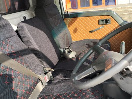 1990 Mazda Titan, белый, 1800000 рублей, вид 2