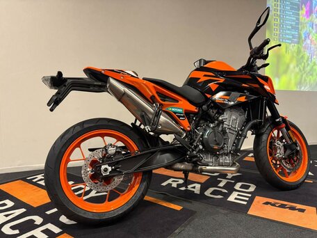 2023 KTM 890 Duke GP, оранжевый, 899000 рублей, вид 3