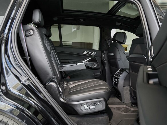 2025 BMW X7 M60i I (G07) Рестайлинг, чёрный, 18500000 рублей - вид 13