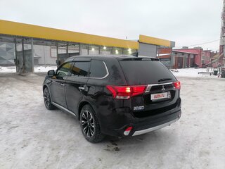 2017 Mitsubishi Outlander PHEV III Рестайлинг 2, чёрный, 2600000 рублей, вид 5