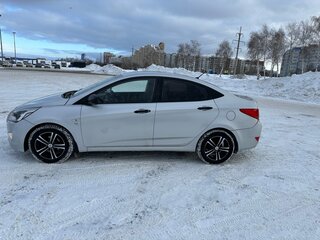 2016 Hyundai Solaris I Рестайлинг, серебристый, 980000 рублей, вид 2