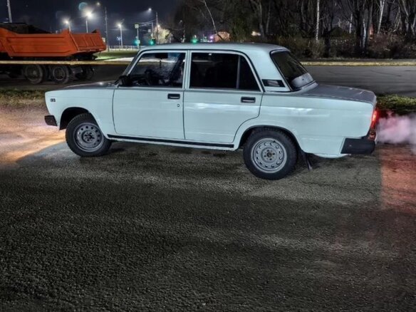 2005 Lada (ВАЗ) 2107, белый, 150000 рублей - вид 3