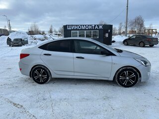 2016 Hyundai Solaris I Рестайлинг, серебристый, 980000 рублей, вид 3