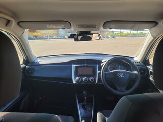 2017 Toyota Corolla Fielder XI (E160, E170, E180) Рестайлинг 1, белый, 1300000 рублей, вид 5