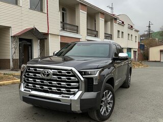 2023 Toyota Tundra CrewMax III, серый, 10188576 рублей, вид 2