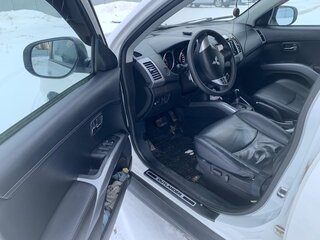 2011 Mitsubishi Outlander II Рестайлинг, белый, 1400000 рублей, вид 5