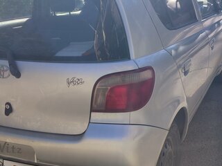 2001 Toyota Vitz I (P10), серебристый, 380000 рублей, вид 2