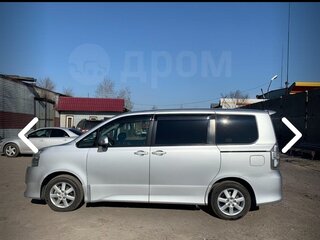 2010 Toyota Voxy II (R70), серебристый, 1700000 рублей, вид 5
