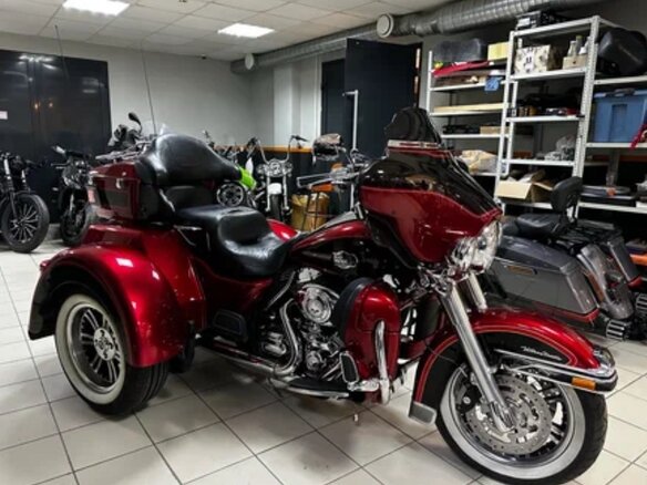 2011 Harley-Davidson Tri Glide, красный, 2700000 рублей - вид 2